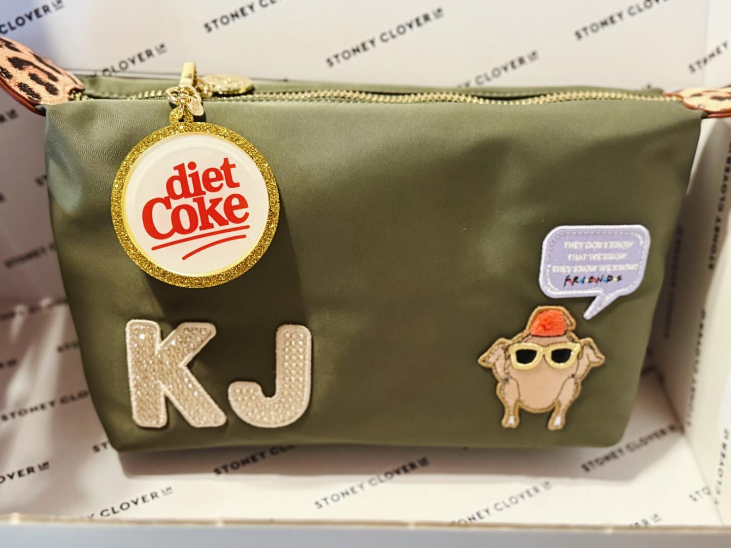 NGL, bag charm aside… this might be my favorite @stoneyclover customization 😂🤣 #LargePouchette #DesertPalmPouchette #SandSparkleLetters #theydontknowthatweknowtheyknowweknow #Friends #FriendsPatches #friendsTurkey #SCL #Obsessed #FavoriteCustomization